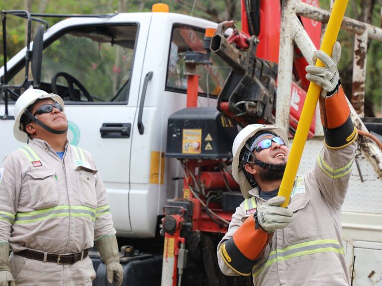 CFE restablece al 72% de los afectados por el huracán Erick