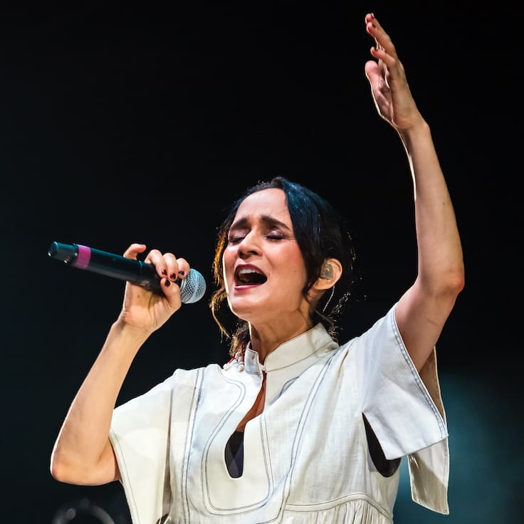 Julieta Venegas desactiva comentarios en YouTube tras polémica por “La niña futbolista”