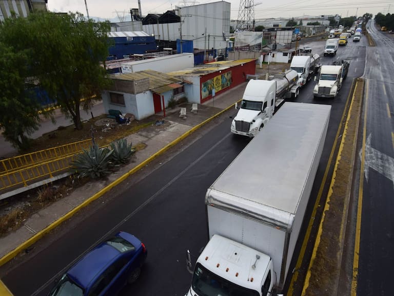Durante 48 horas, más de la mitad del transporte de carga en el Bajío y el occidente del país quedó varado por decisión de las empresas para proteger sus unidades y operadores.
