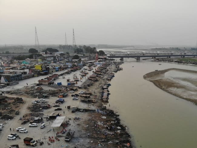 India instala una red para atrapar cadáveres en el Ganges
