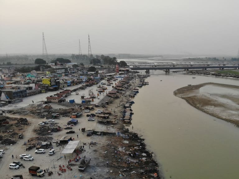India instala una red para atrapar cadáveres en el Ganges