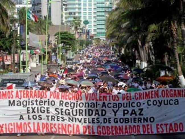 Marchan maestros inconformes en Acapulco