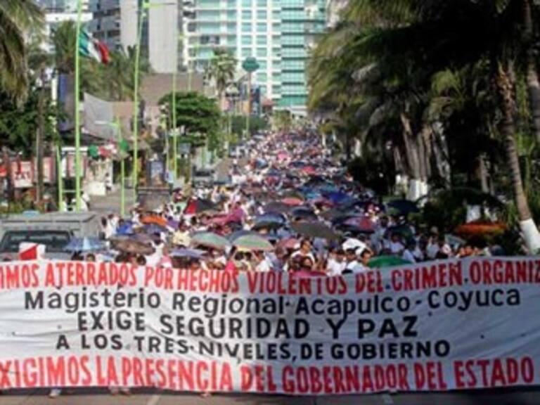 Marchan maestros inconformes en Acapulco