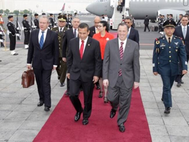 Arriba Ollanta Humala al Hangar Presidencial