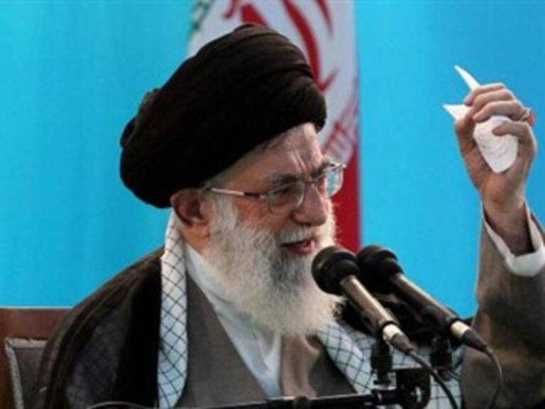 Lanza Obama advertencia a ayatola Jamenei sobre Estrecho de Hormuz