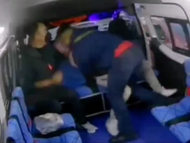 Asaltantes suben a combi, pero pasajeros son militares y les va peor |VIDEO