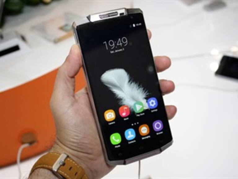 Presentan smartphone cuya batería dura hasta 15 días