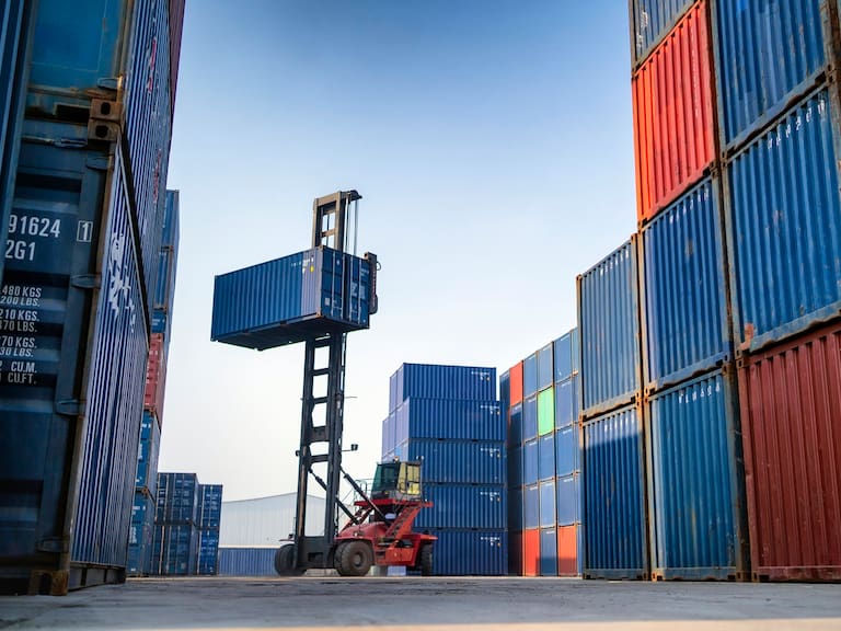 El cierre del Estrecho Ormuz, por donde pasa el 20% del petróleo mundial, ya afecta la producción en Asia y eleva riesgos para importadores mexicanos