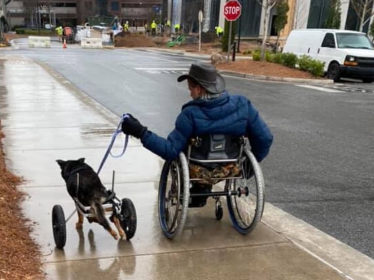 Hombre con discapacidad adopta a perrito con una condición similar