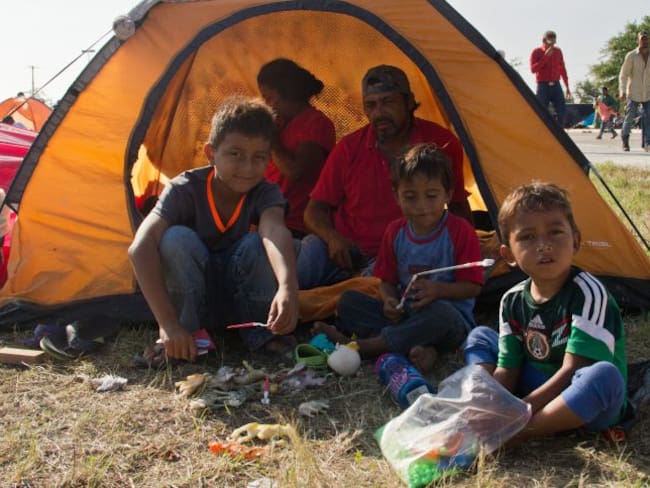Viajan en la caravana migrante dos mil 300 niños