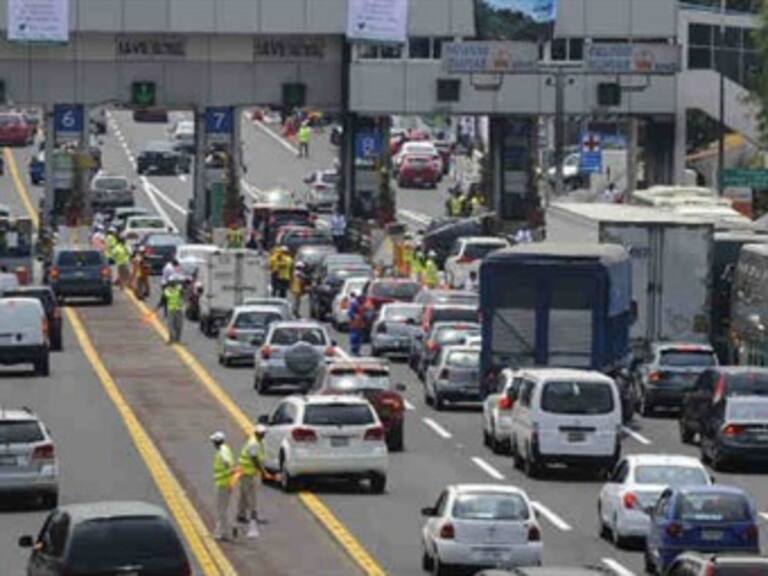 Graves, operadores de pipa y autobús tras choque en la México- Querétaro