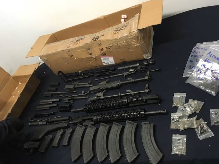 Decomisan caja con piezas para ensamblar armas en el Aeropuerto de Guadalajara