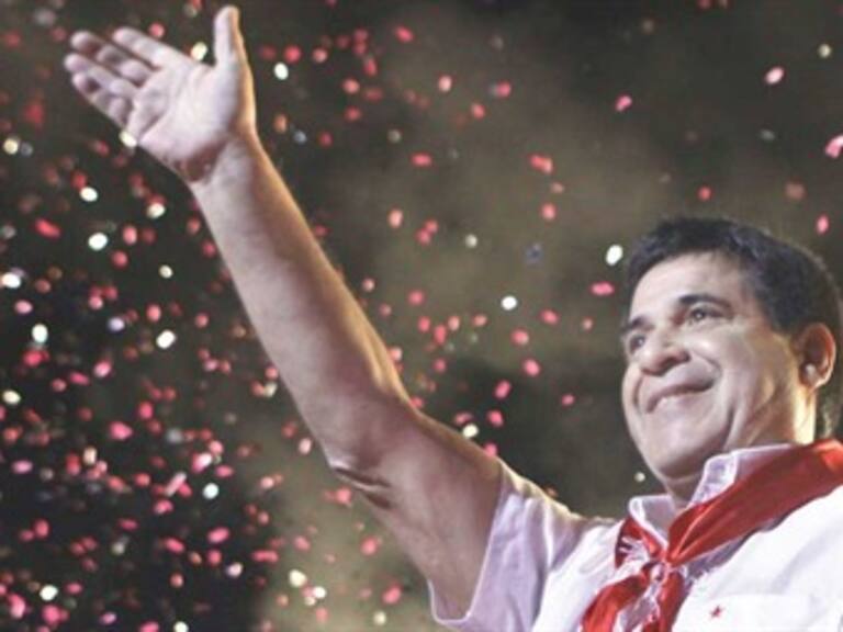 Jura Horacio Cartes como presidente de Paraguay
