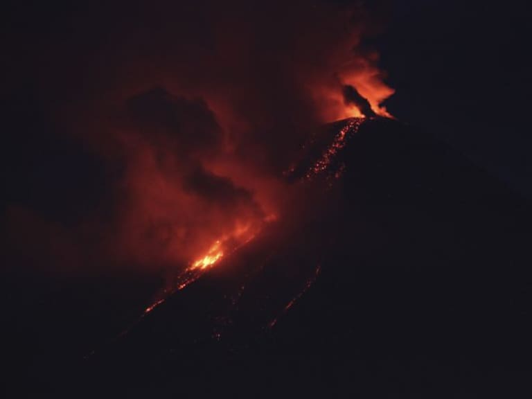 Volcán de Colima continúa con gran actividad y expulsión de lava