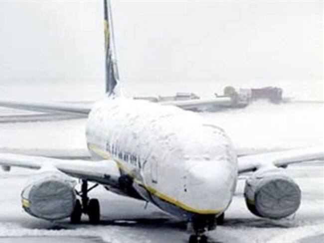 Temporal de invierno deja siete muertos y obliga a cancelar cuatro mil vuelos en EU