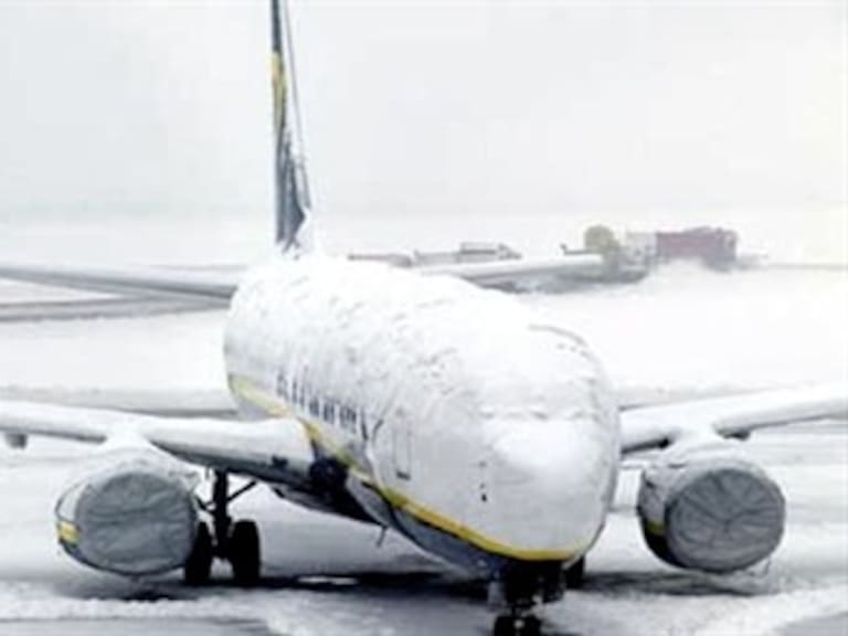 Temporal de invierno deja siete muertos y obliga a cancelar cuatro mil vuelos en EU