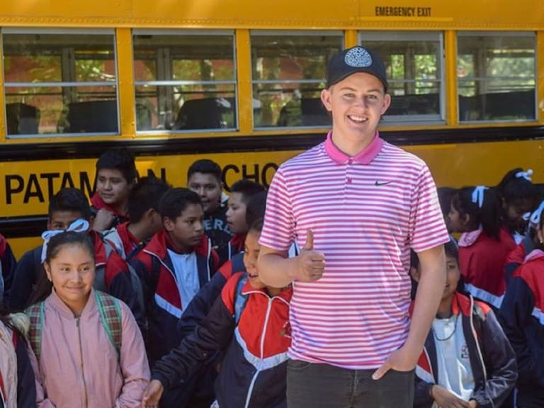 Estudiante de Estados Unidos, regala autobús escolar a escuela en Michoacán