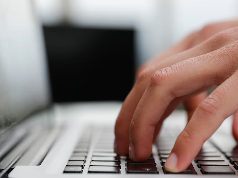 Recuerda que tienes todo el mes de abril para ponerte al corriente, así que no dejes para el último día el envío de tu Declaración Anual 2026 para Personas Físicas y confirma de una vez quiénes están obligados a cumplir con el SAT para evitar multas innecesarias.