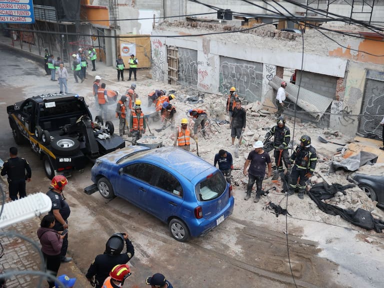 CIUDAD DE MÉXICO, 22MAYO2026.- Trabajadores de la construcción, protección civil y cuerpos de seguridad realizaron tareas de remoción de escombros tras el derrumbe ocurrido en una construcción en la calle de Allende número 74, en la colonia Centro. Según datos de protección civil capitalina hay cuatro lesionados, uno de ellos de gravedad que fueron trasladados a hospitales para su atención.
FOTO: GALO CAÑAS/CUARTOSCURO.COM