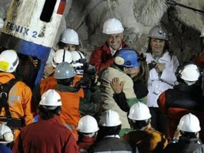 Rescatan a Luis Urzúa, último minero