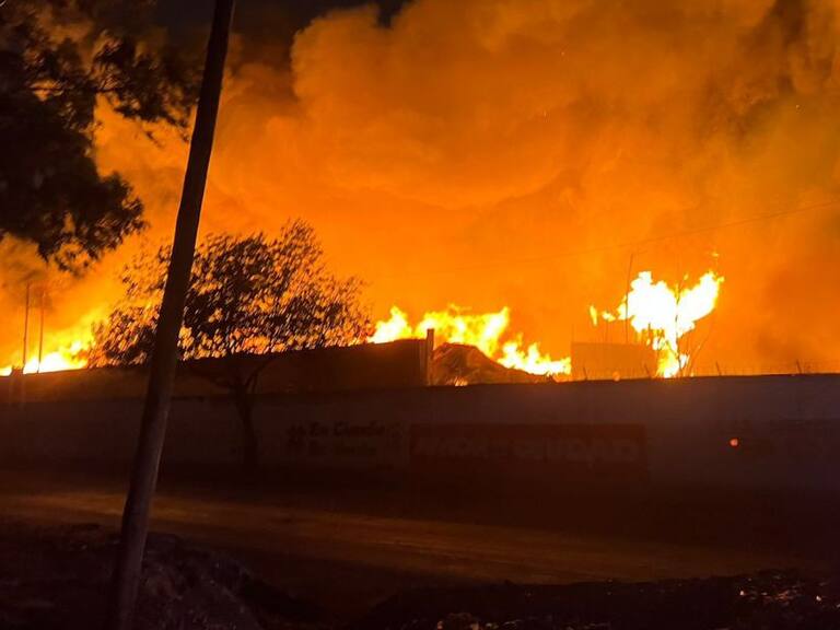 Reportan fuerte incendio en bodega de la Central de Abastos