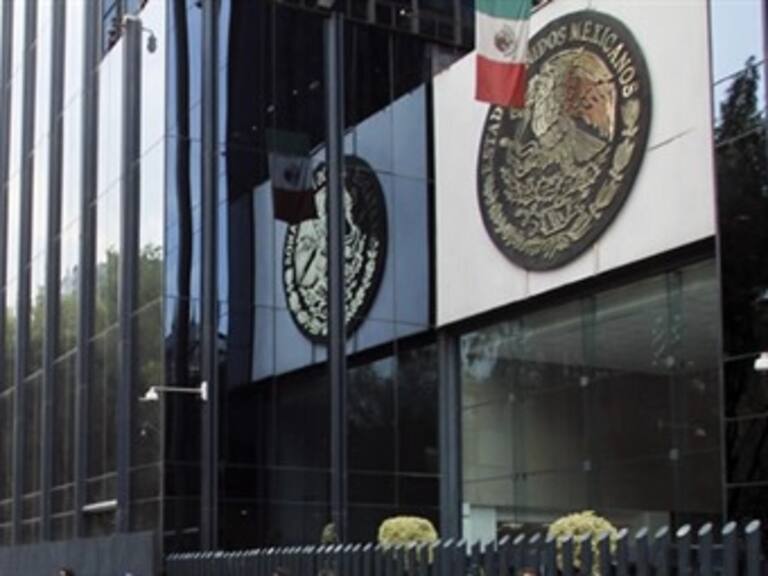 Deberá PGR entregar nombres y apellidos de sus funcionarios con licencia y goce de sueldo: IFAI