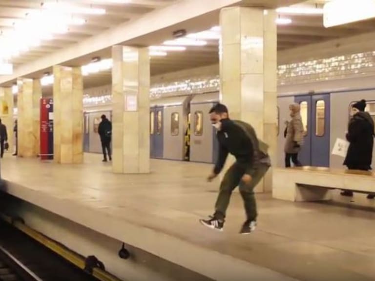 Un joven salta y expone su vida frente a un tren en movimiento