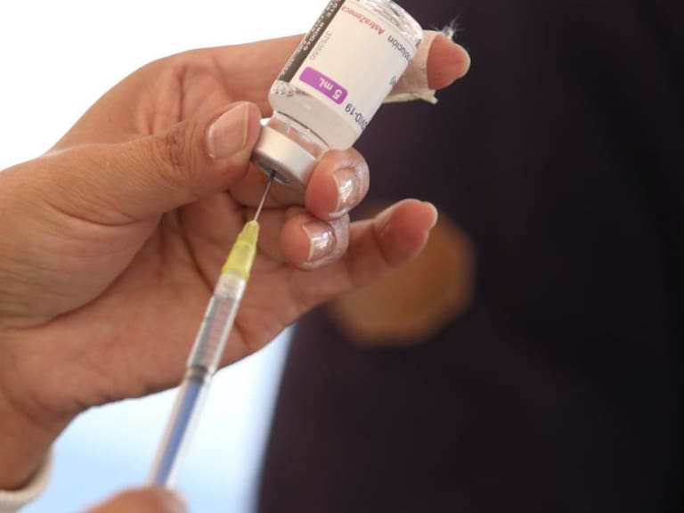 Abren registro para refuerzo de vacuna COVID para mayores de 40 años