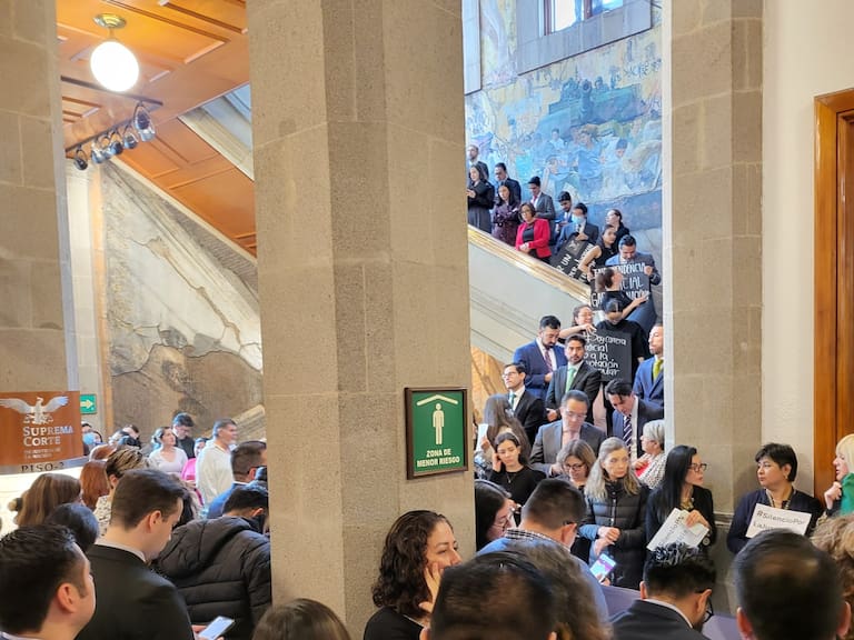 Protestan trabajadores al interior de la SCJN en contra de la reforma al Poder Judicial