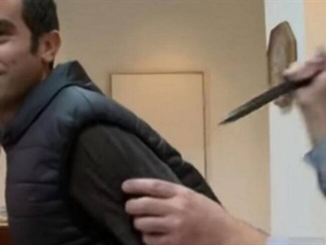 Reportero prueba un chaleco contra puñaladas