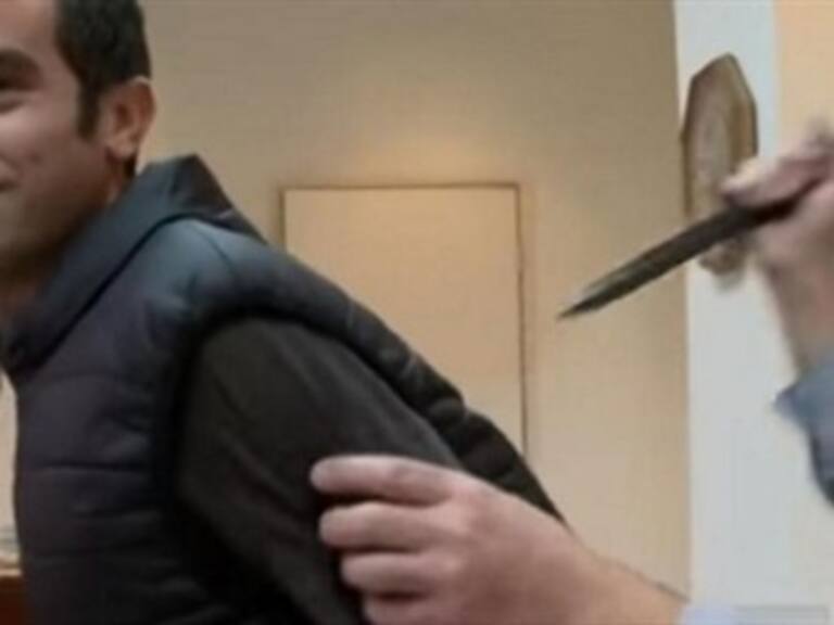 Reportero prueba un chaleco contra puñaladas