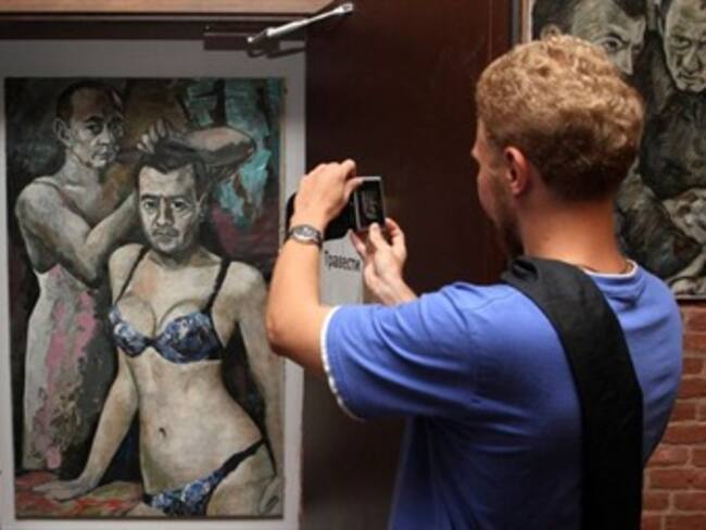 Arrestan a directora de museo ruso que expuso a Putin en camisón