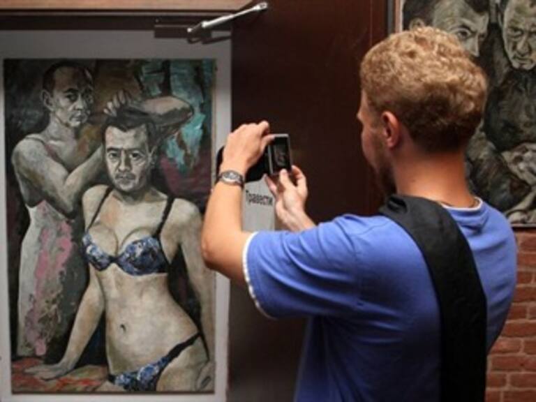 Arrestan a directora de museo ruso que expuso a Putin en camisón