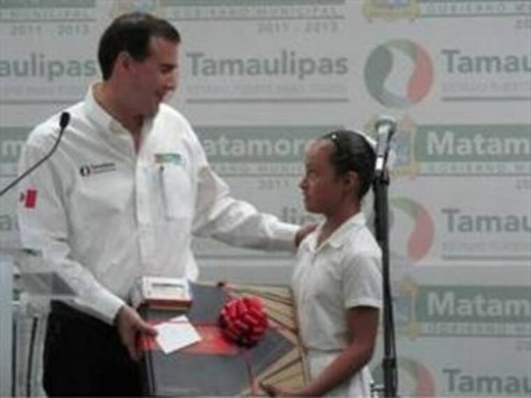 Paloma Noyola, de sexto grado de primaria fue reconocida con 1er lugar nacional en la Prueba Enlace en Matemáticas. Guadalupe Martínez, mamá de niña ganadora