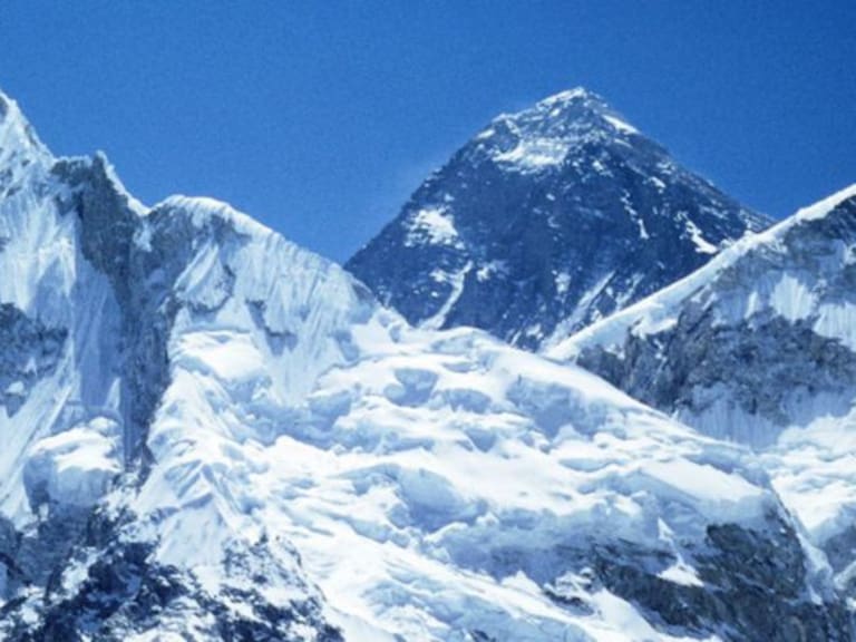 Luis Álvarez platica cómo llegó a la cima del Monte Everest