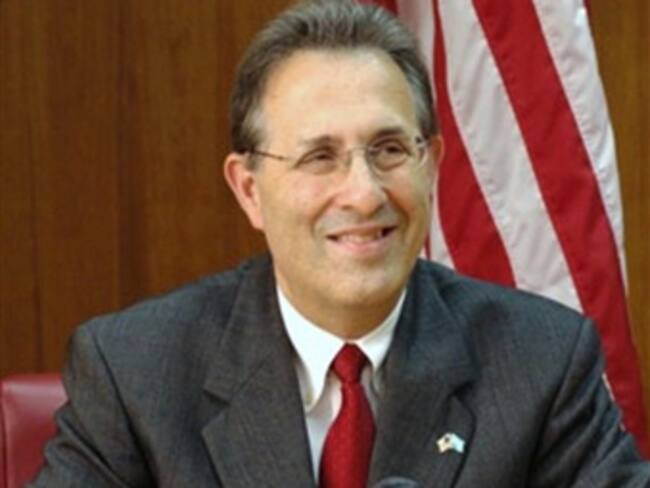 Wayne destaca importancia de conocer inglés para estudiar en EUA