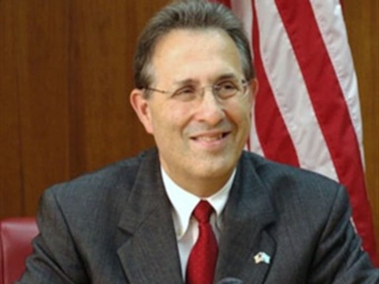 Wayne destaca importancia de conocer inglés para estudiar en EUA