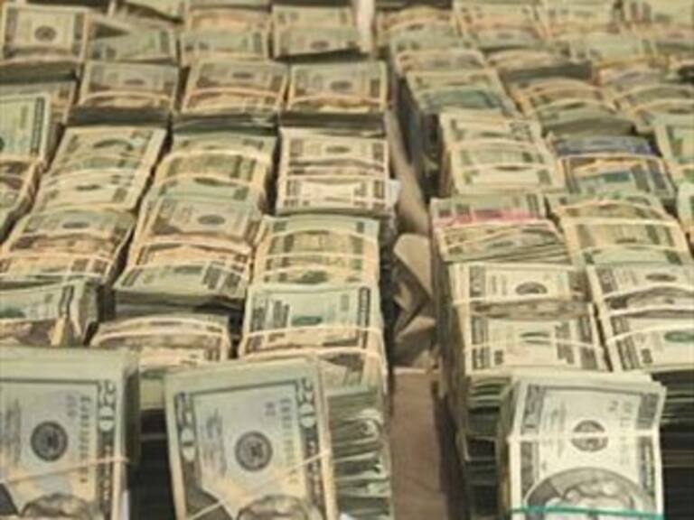 Firma Calderón iniciativa contra lavado de dinero