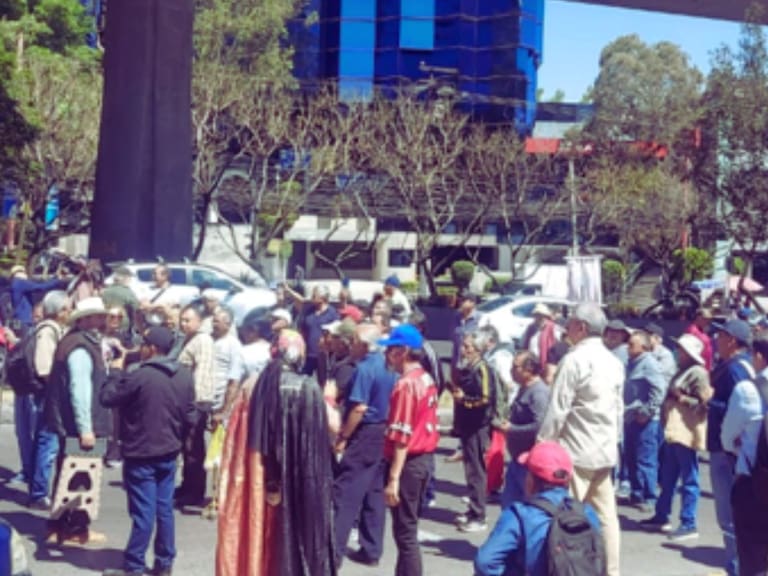 Integrantes del SME cierran laterales de Periférico Sur en CDMX. @OVIALCDMX