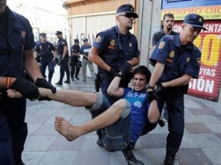 Desaloja policía a 'indignados' que acamparon en Plaza Mayor de Madrid
