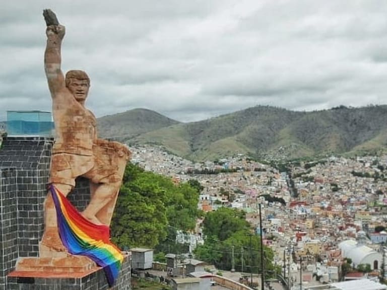 La bandera arcoíris ondea por primera vez en El Pípila, en Guanajuato