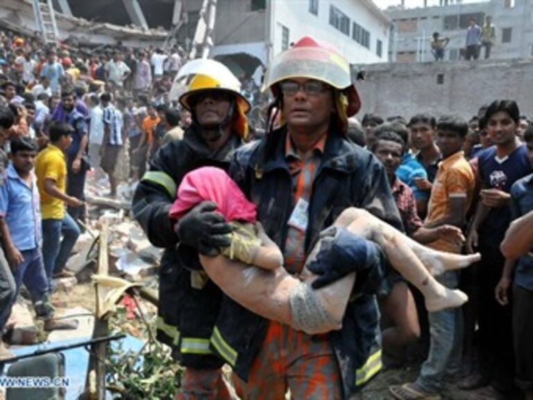 Rescatan a más de 50 personas con vida del edificio colapsado en Bangladesh