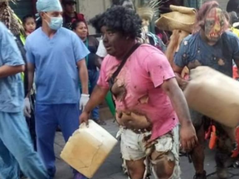 Causa polémica disfraz de huachicoleros en carnaval de Putla, Oaxaca