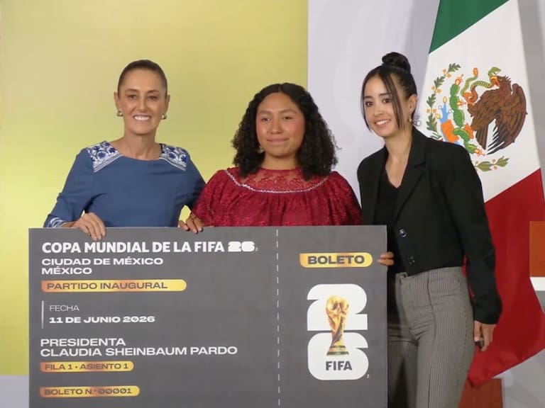 Claudia Sheinbaum regala su boleto para la inauguración del Mundial 2026 a joven de Veracruz