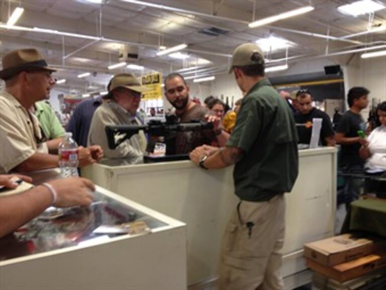 Visita Sicilia feria de armas en Nuevo México