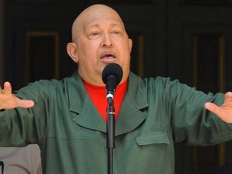 Lleva Chávez su programa de radio a Facebook y Twitter