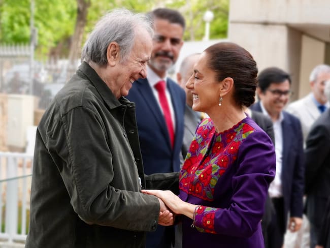 Claudia Sheinbaum y Juan Manuel Serrat se reúnen en Barcelona: un encuentro de música y resistencia
