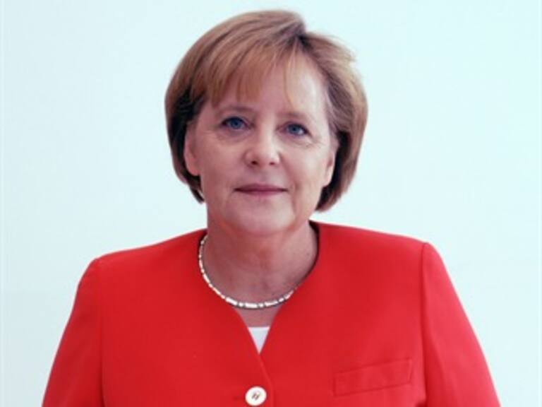 Ratifica Merkel enviar armas a Peshmergas kurdos