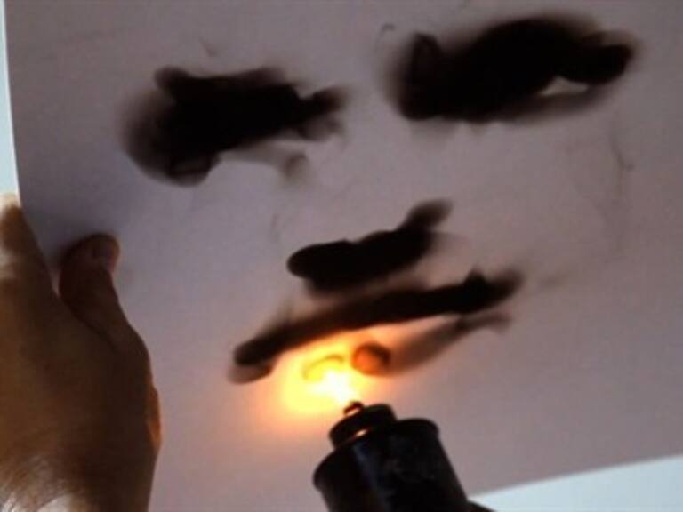 Un artista usa la llama de las velas para crear espectaculares bocetos