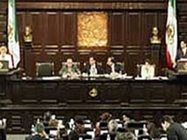 Guarda Congreso minuto de silencio en memoria de Edelmiro Cavazos